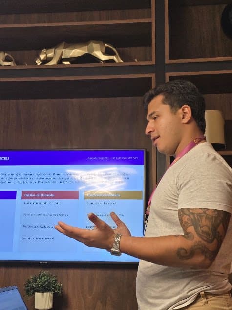 Consultor do Correio Imobiliário explicando uma simulação